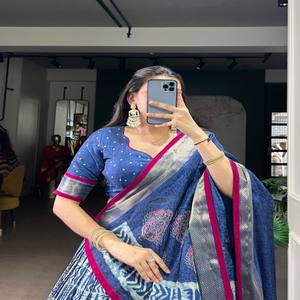 Conjunto de Lehenga Choli VASTRA COTTAGE con Estampado Batik de Seda Dola, Lehenga y Blusa con Bordado Zari, Ropa Étnica de Diseñador - Product Image 2