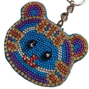 Porte-clés et accessoires de sac en broderie de perles de graines de couleur bleue et rouge avec un beau motif d'ours en provenance d'Inde - Product Image 1