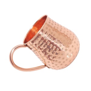 Tasse mule décorative en cuivre avec surface gravée et base polie adaptée aux cadeaux réfléchis ou aux ensembles de verres de vacances - Product Image 3