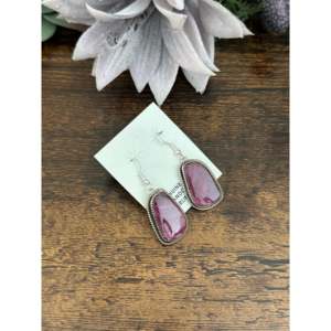 Boucles d'oreilles pendantes en huître épineuse violette en argent sterling par Virginia Becenti - Product Image 4