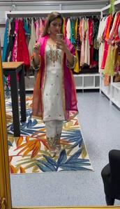 Ropa de fiesta Nuevo diseñador Desgaste Faux Georgette Heavy Chine Sequence Bordado Top y pantalón con borde de encaje de lujo Dupatta - Product Image 2