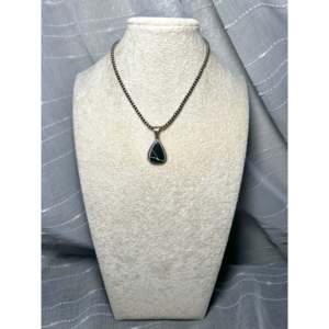 Colgante Navajo Hecho a Mano en Plata de Ley con Incrustaciones de Turquesa Negra - Product Image 3