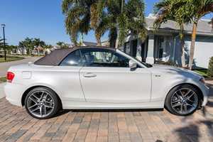 BMW 128i Cabriolet d'occasion de 2013, édition limitée Lifestyle, 1 propriétaire, 21 100 milles, moteur 6 cylindres, intérieur brun tabac - Product Image 3