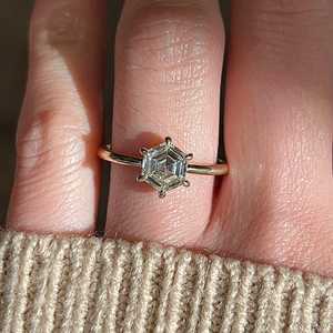 Hexagon Lab Diamant Solitaire Bague Lab Grown Diamant Bague En Or Jaune HPHT 1.35 Ct Hexagone Forme Diamant Bague De Proposition De Mariage - Product Image 3