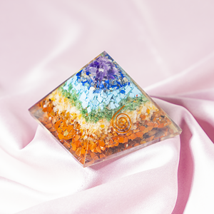 Vente en gros de pyramides d'orgone 7 chakras avec pointe de cristal pour la guérison, la méditation et la décoration - Product Image 1