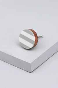 Boutons en résine de bois au design moderne personnalisable avec gravures personnalisées pour meubles de cuisine et de salle de bain - Product Image 4