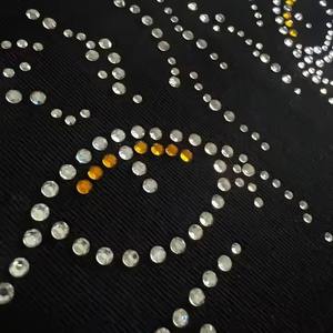 T-shirt tendance pour femmes en toile avec strass et texte serti de cristaux, coupe ample, tissu respirant pour un glamour quotidien pour les femmes - Product Image 4