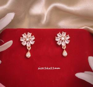 Boucles d'oreilles tendance à motif floral traditionnel, plaquées or, en zircon et acier inoxydable, clous festifs - Product Image 1