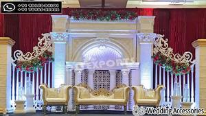 Fusion Stage Cum Mandap con marcos y pilares tradicionales Configuración de escenario tradicional para boda del sur de la India Decoración DE BODA Rajwada - Product Image 4