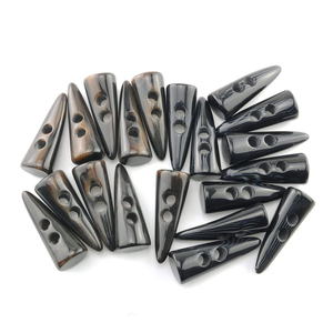 Bouton à bascule en corne de buffle de qualité supérieure polie brillante 2 trous Accessoires de vêtements Bouton à bascule en corne Produit de grande vente - Product Image 6