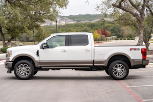 PRÊT À CONDUIRE - VÉHICULE D'OCCASION À VOLANT À GAUCHE |   Conduite à droite |   2020 F-250 SUPER DUTY KING RANCH FX4 CREW CAB POWER STROKE 4X4 - Product Image 3