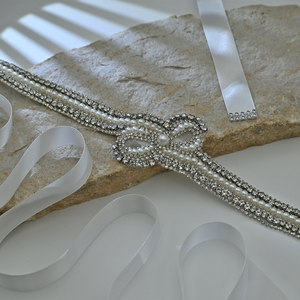 Cinturón de Novia Ajustable Bridella BS54 con Pedrería Blanca y Perlas para Bodas, Bailes de Graduación y Eventos Formales - Product Image 1
