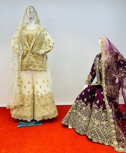 Colección de Bodas Pakistaníes: Lehenga Choli de Red Bordado con Pedrería Pesada, Blazer Nupcial y Dupatta - Ropa India - Product Image 1