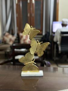 ประติมากรรมผีเสื้ออะลูมิเนียมพร้อมฐานหินอ่อนสำหรับตกแต่งโต๊ะกลาง  งานประติมากรรมเคลือบทองสำหรับตกแต่งโต๊ะในบ้าน - Product Image 4