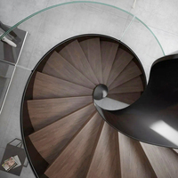 Escalier courbé en verre pour villa de luxe contemporaine