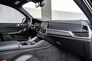 รถบีเอ็มดับเบิลยู X5 M คอมเพททิชั่น ปี 2023 ปรับแต่งพิเศษ สภาพดีเยี่ยม พร้อมใบรับรองความสะอาด  เกียร์อัตโนมัติ เครื่องยนต์เทอร์โบ ขับเคลื่อนสี่ล้อ ล้อแม็ก R19 สีดำ  พวงมาลัยซ้าย - Product Image 3