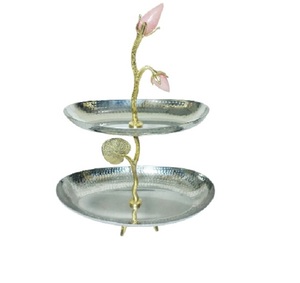Bandeja cuadrada de acero inoxidable martillado, plato de metal de lujo con asas de latón con diseño de loto para decoración de mesa. - Product Image 2