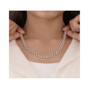 Collier rond scintillant à la mode pour femmes, pendentif minimaliste moderne, bijoux pour soirée, soirée ou usage quotidien - Product Image 1