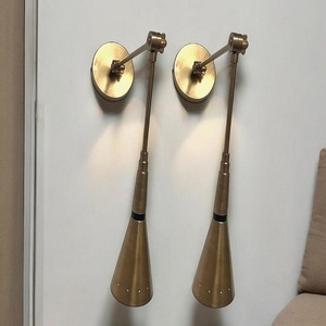 Juego moderno de apliques de pared de mediados de siglo, lámparas de pared de latón crudo hechas a mano, elegantes accesorios de iluminación para dormitorio o pasillo - Product Image 1