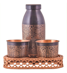 Cette bouteille d'eau en cuivre se distingue par son design gravé complexe et une finition classique et polie. - Product Image 5