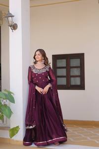 ชุดเดรส Anarkali สีน้ำเงินกรมท่าปักลายสำหรับผู้หญิง ยี่ห้อ Unity Luxure พร้อมผ้าคลุมไหล่ ชุดเดียวครบ ความยาวระดับข้อเท้า เหมาะสำหรับงานแต่งงานและงานเฉลิมฉลอง - Product Image 2