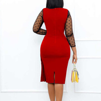 Robe crayon professionnelle en polyester et élasthanne avec une coupe ajustée élégante et un stretch confortable pour une tenue de bureau toute la journée