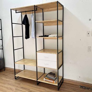 Armoire de rangement autoportante industrielle KQA68058 avec tiroirs, en bois de caoutchouc et structure en fer, pour suspendre et ranger les vêtements - Product Image 3