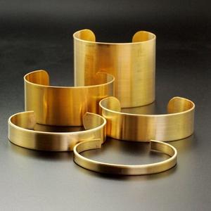 Bracelet de manchette de haute qualité pour femmes Bracelet élégant en laiton en métal fait à la main pour la vente en gros de l'Inde moderne - Product Image 2