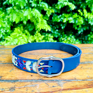 Cinturón informal de cuero de vaca genuino Unisex de primera calidad Longitud personalizada con bordado occidental Características Diseño de flores del desierto - Product Image 3