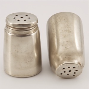 Molinillo de sal y pimienta de madera elegante con superficie oscura martillada Artesanal hecho a mano que ofrece acento decorativo para cenar - Product Image 4