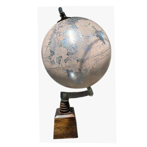Sculpture de globe en métal pour bureau à domicile avec une finition luxueuse et une touche artisanale pour un accessoire de table élégant - Product Image 1
