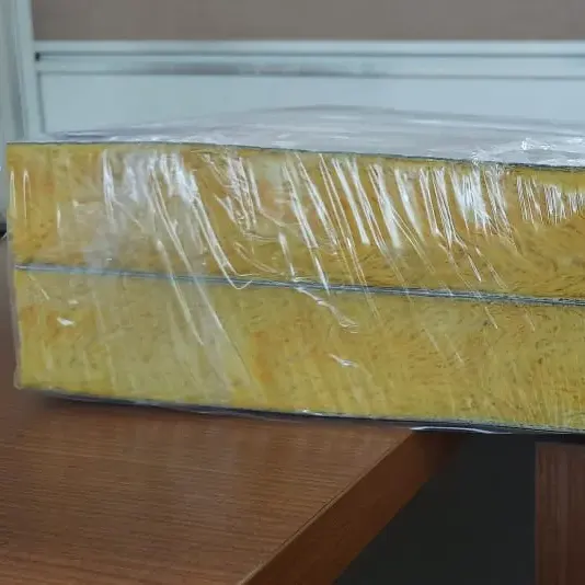 Panneaux sandwich en laine de verre insonorisés absorbant le bruit utilisés en laine de verre acoustique utilisés fabricant de panneaux sandwich par Cactus en Inde