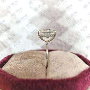 2,50 CTW Emerald Cut Hidden Halo Moissanite Yellow Gold Claw Setting VVS Clarity Wedding Fitting Ring para mujeres - Product Image 4