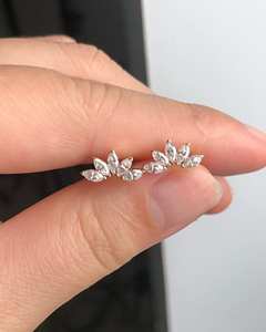 Boucles d'oreilles à tige couronne florale Moissanite coupe marquise romantique en argent 925 avec broches en V sécurisées beau cadeau de bijoux pour elle - Product Image 1