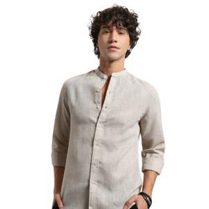 Chemise légère en lin blanc brumeux avec tissu mélangé Nuances élégantes et beiges disponibles dans toutes les tailles - Product Image 3