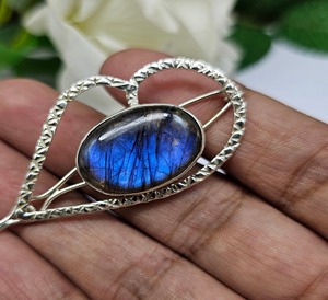 เข็มกลัดเงินทำด้วยมือพร้อมพลอยเทียมและคริสตัลทำจากลาบราดอไรต์สีฟ้าธรรมชาติ - Product Image 3