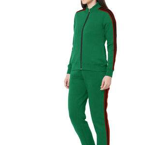 Fabricante de chándales para mujer que ofrece conjuntos de dos piezas de sudadera con capucha y pantalones deportivos con logotipo personalizado al por mayor, hechos con tela de alta calidad. - Product Image 1