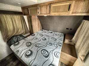 Remolque de Viaje Moderno Usado Winnebagos Industries Minnie 2401RG 2021-2024 de 27 pies 4x4 para 5 y 4 Personas - Product Image 3