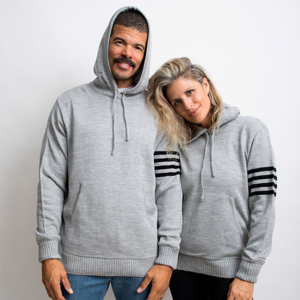Sweat à capuche en molleton pour hommes et femmes avec cordon de serrage réglable pour les tenues décontractées d'hiver et les aventures en plein air. - Product Image 1