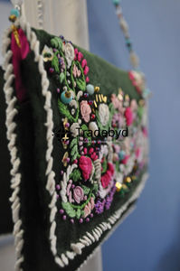 Pochette à broderie faite à la main pour femmes ethnique Tradebyd Patchwork sac à main avec fermeture à glissière caractéristique douce - Product Image 3