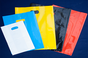 Sacs de courses en plastique réutilisables avec poignées découpées et soufflets latéraux en PE, prêts à être expédiés, tailles et couleurs assorties, vente en gros - Product Image 4