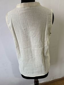 Top élégant en coton blanc sans manches avec un panneau frontal imprimé noir et ivoire inspiré de la main, d'une allure saisissante - Product Image 2