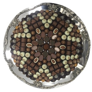 Plateau à chocolat décoratif moderne Plateau en métal fait main de haute qualité pour les mariages et occasions spéciales sur un élégant plateau de service en or - Product Image 3