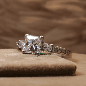 Princesa y diamante de corte redondo solitario con acento anillo de compromiso para mujer - Product Image 4