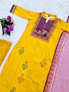 Vente chaude Party Wear Pure Muslin Avec Broderie Work Top & Pent Set À Bas Prix Pour Diwali & Holi Festive Wear - Product Image 3
