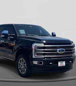 Ford F-250 Super Duty Crew Cab AWD 2024 d'occasion, pneus R20, intérieur foncé, conduite à gauche, sièges en tissu, régulateur de vitesse adaptatif, automatique - Product Image 2