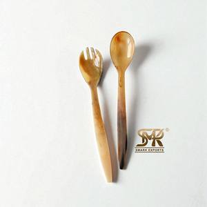 Juego de Cucharas para Servir Ensaladas de Cuerno Hechas a Mano de Estilo Rústico, Mango Largo, Ecológicas, Aptas para Lavavajillas, Utensilios de Cocina para Decoración de Comedor - Product Image 1