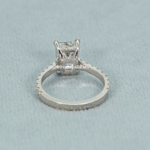 Bague solitaire en argent sterling 925 pour femme avec émeraude améliorée et diamant moissanite rond taille brillant - Product Image 3