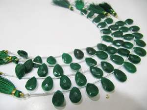 Perles à facettes briolette vert émeraude 10x15mm en forme de coeur poire fabrication de bijoux perles en pierre teintée 8 pouces de long vendu par brin - Product Image 4