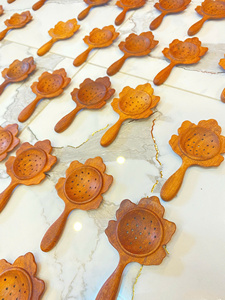 Cuillère en bois rouge en forme de fleur, filtre à thé en bois, outil vietnamien écologique vintage en bois naturel, ustensiles de cuisine, cuillère à fentes pour le thé - Product Image 2